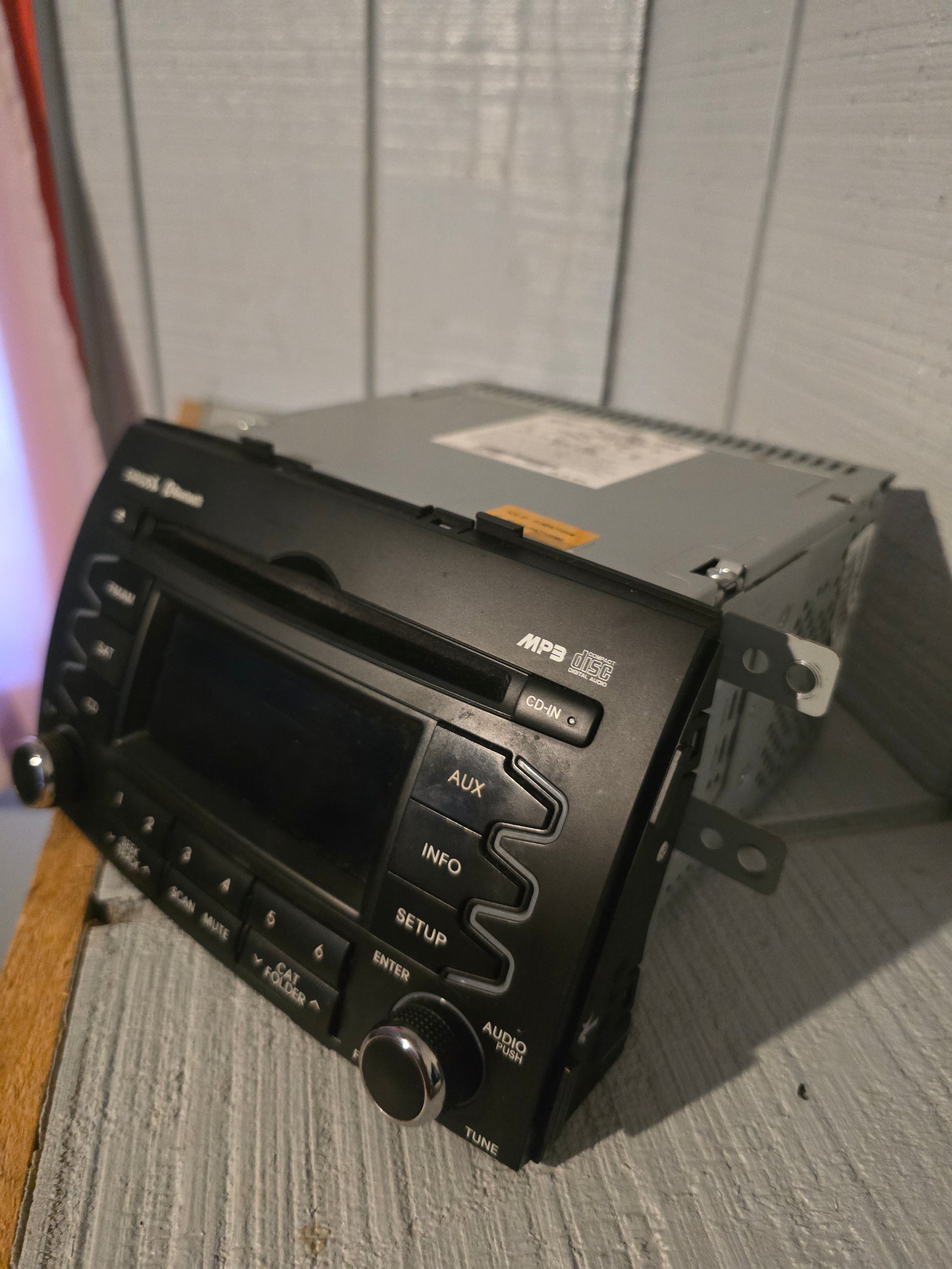 Original Kia Sorento 2011 radio – Bluetooth / AUX / CD / Sirius