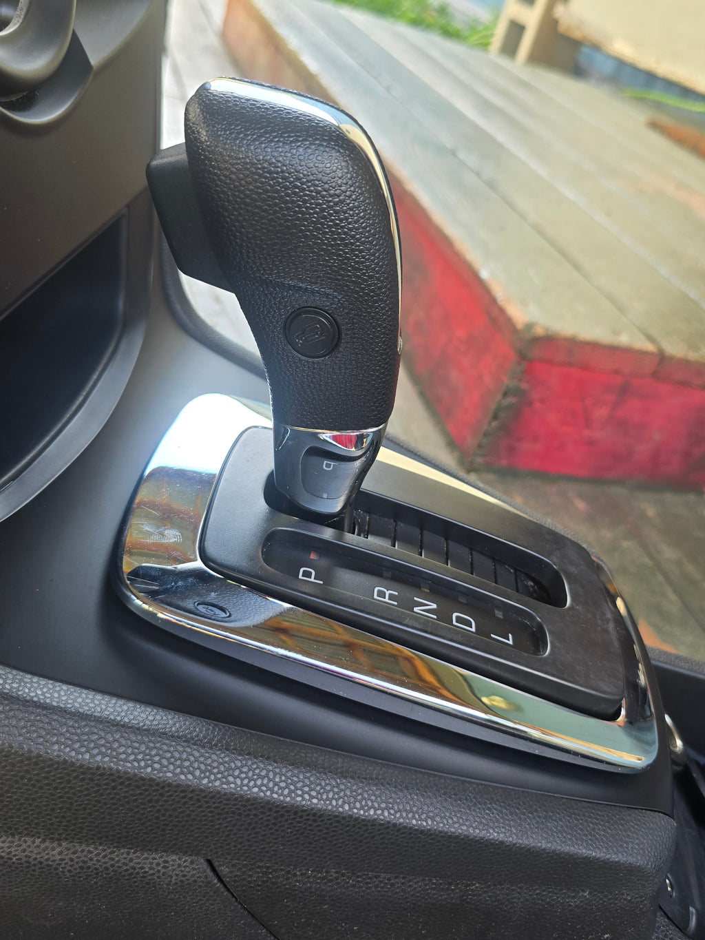 Center console with automatic gearshift – Ford Fiesta 2013 (Used, good condition)