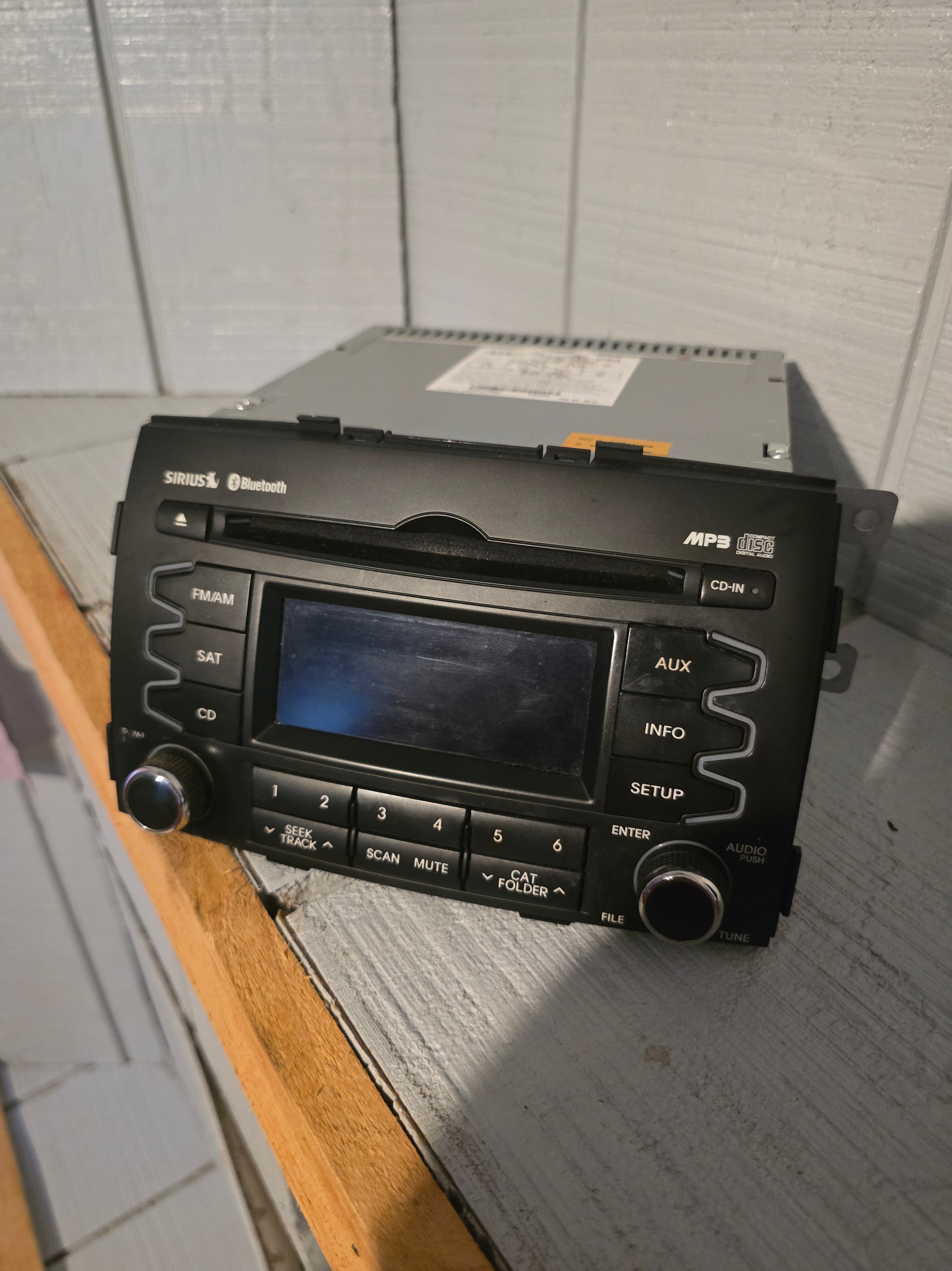 Original Kia Sorento 2011 radio – Bluetooth / AUX / CD / Sirius