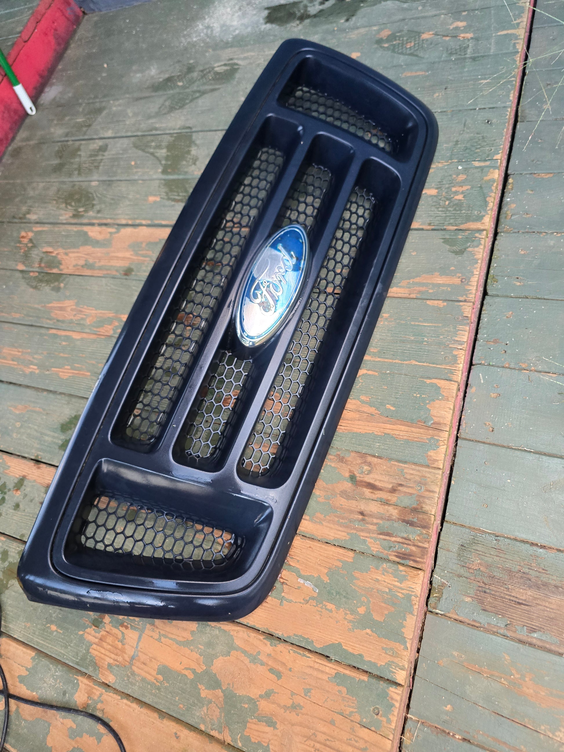 Used Front Grille for Ford F-150 2004–2008 – Good Condition 