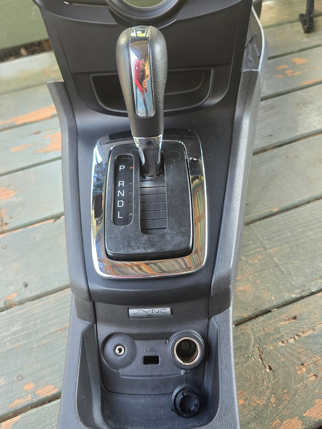 Center console with automatic gearshift – Ford Fiesta 2013 (Used, good condition)